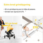 Illustration av barngrind med extra bred 60 cm öppning och dörr som kan öppnas 270 grader, visad med barnvagn och barn för att demonstrera funktionerna.