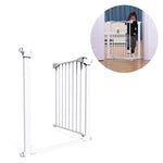 Vit barngrind i metall med tryckmontering, visad både fristående och installerad i dörröppning med barn bakom grinden