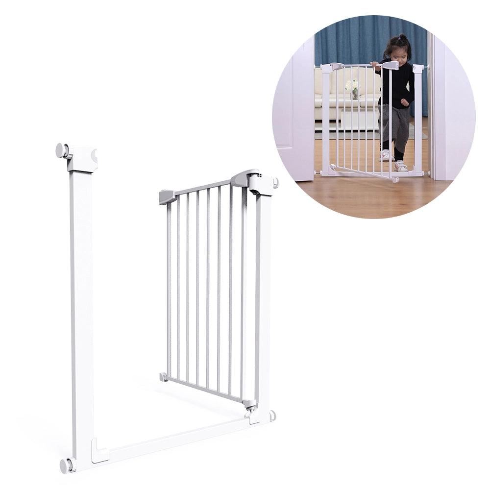 Vit barngrind i metall med tryckmontering, visad både fristående och installerad i dörröppning med barn bakom grinden
