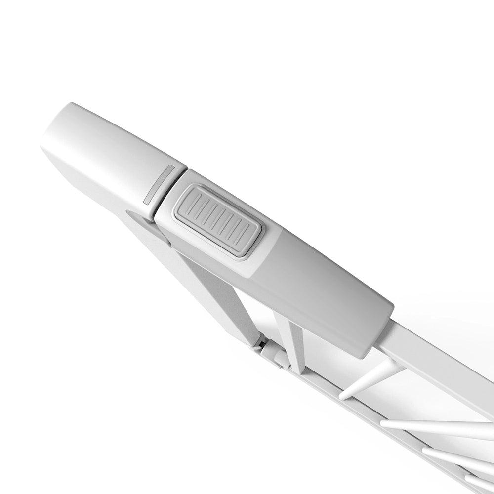 Närbild av barngrindens låsmekanism i grå plast och metall, med säker spärr för barnsäkert hem.