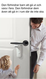 En dörr med ett monterat barnlås på handtaget. Ett litet barn står framför dörren och försöker nå handtaget, medan en vuxen på andra sidan öppnar dörren lite försiktigt. Låset hindrar barnet från att öppna dörren själv.