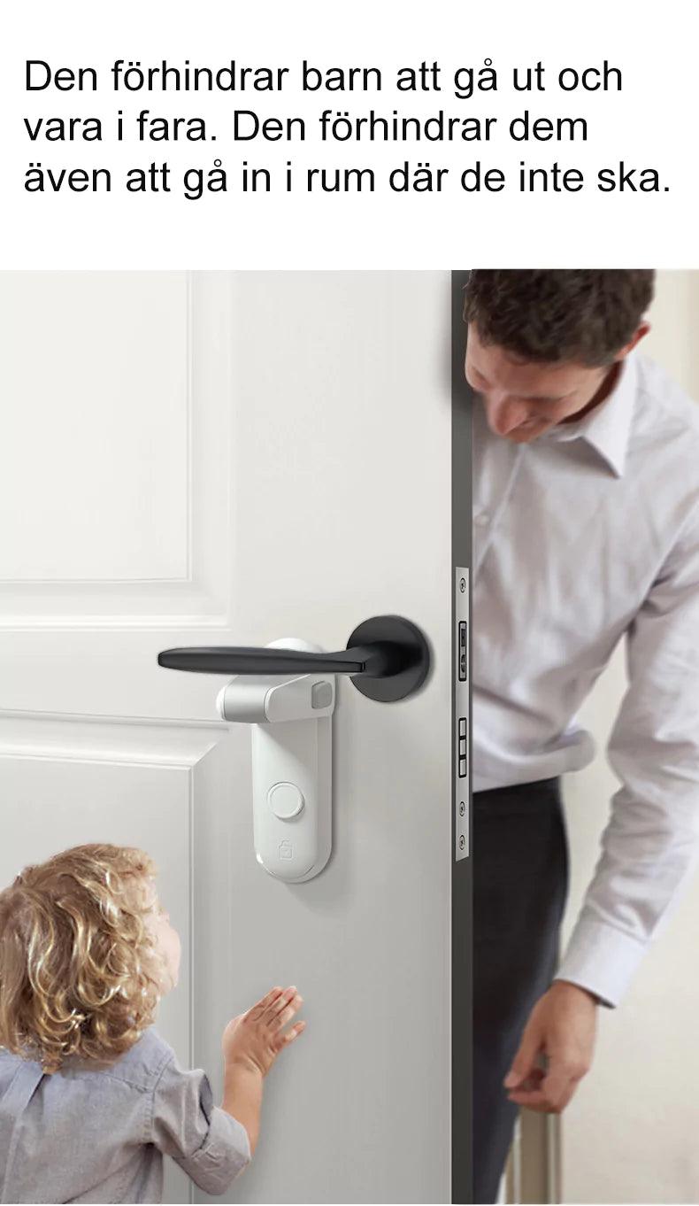 En dörr med ett monterat barnlås på handtaget. Ett litet barn står framför dörren och försöker nå handtaget, medan en vuxen på andra sidan öppnar dörren lite försiktigt. Låset hindrar barnet från att öppna dörren själv.