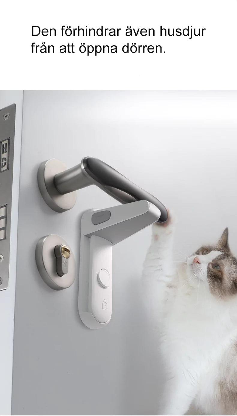 En dörr med ett monterat barnlås på handtaget. Bredvid dörren står en katt som sträcker tassen mot dörrhandtaget, men låset hindrar den från att kunna trycka ner handtaget och öppna dörren.