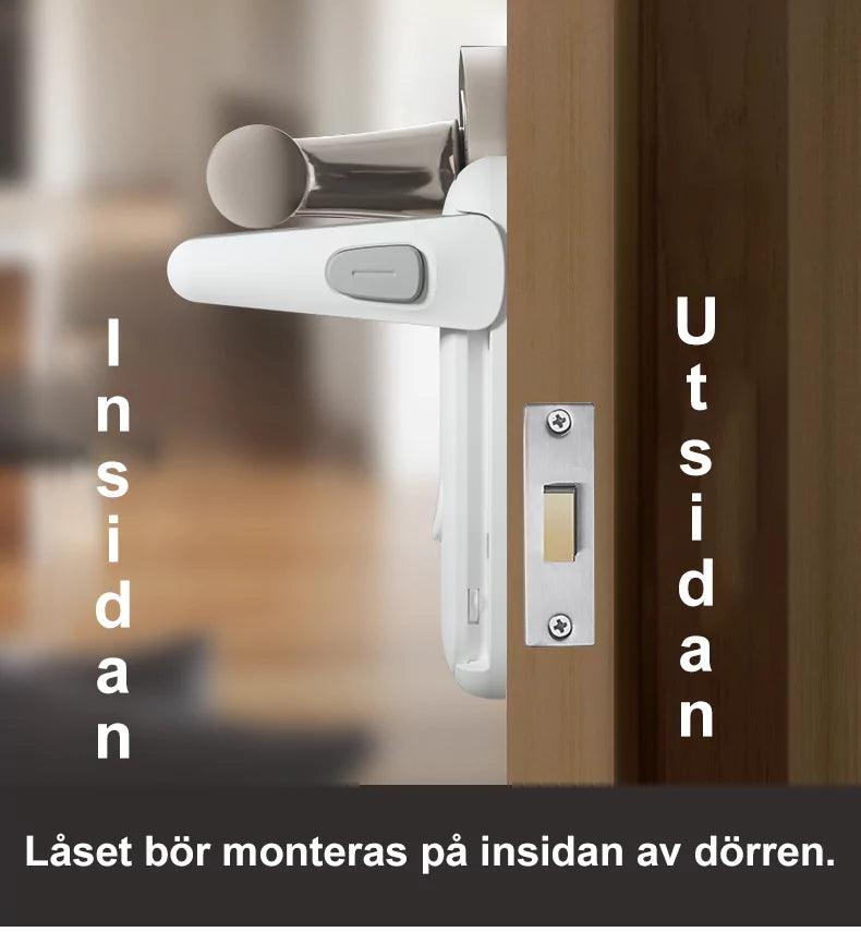 Vitt barnlås monterat på insidan av en dörr, med spärrarmen utsträckt och ett dörrhandtag ovanför. Text på bilden markerar ”Insidan” och ”Utsidan”, samt att låset ska monteras på dörrens insida.