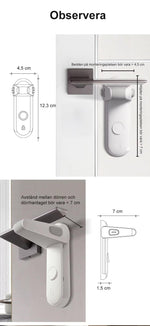 Illustration och fotomontage som visar mått och monteringskrav för ett barnlås till dörrhandtag. Bilden visar låsets höjd och bredd (12,3 cm respektive 4,5 cm), samt att monteringsytans bredd ska vara större än 4,5 cm och höjden större än 7 cm. En annan bild visar att avståndet mellan dörr och dörrhandtag ska vara mindre än 7 cm. Ritningar på sidan visar låsets form och djup (1,5 cm).