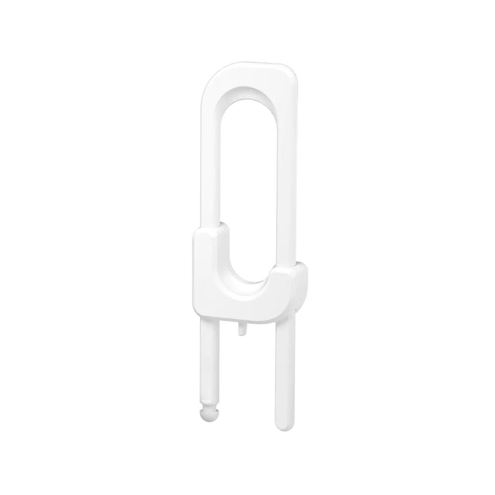 Vitt barnlås för dubbeldörr med handtag, utformat för att förhindra att barn öppnar dörrar.