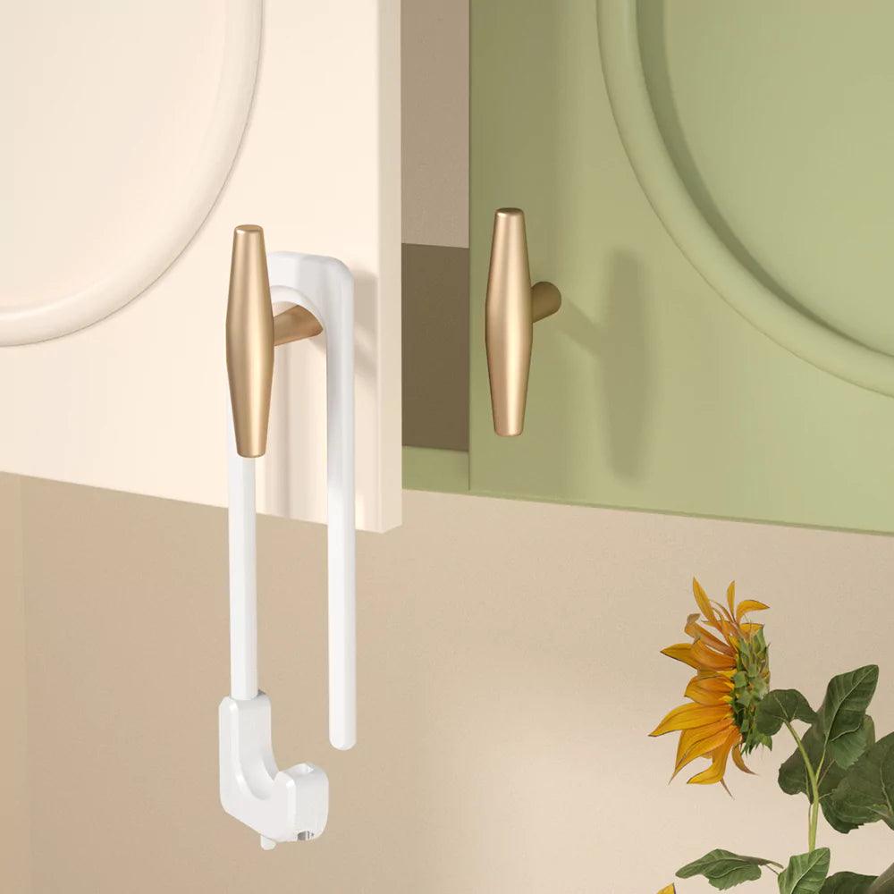 Vitt barnlås för dubbeldörr med handtag monterat på skåp för att hindra barn från att öppna dörren