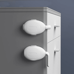 Barnlås för lådor – starkt och barnsäkert lås monterat på byrå för att förhindra att barn öppnar den.