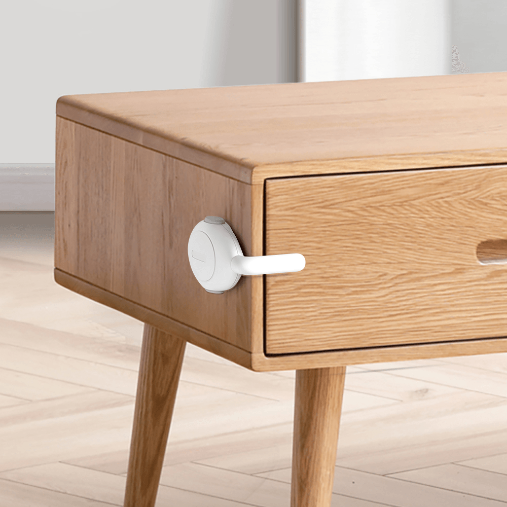 Barnlås för lådor monterat på träbyrå – säker spärr som hindrar barn från att dra ut lådan