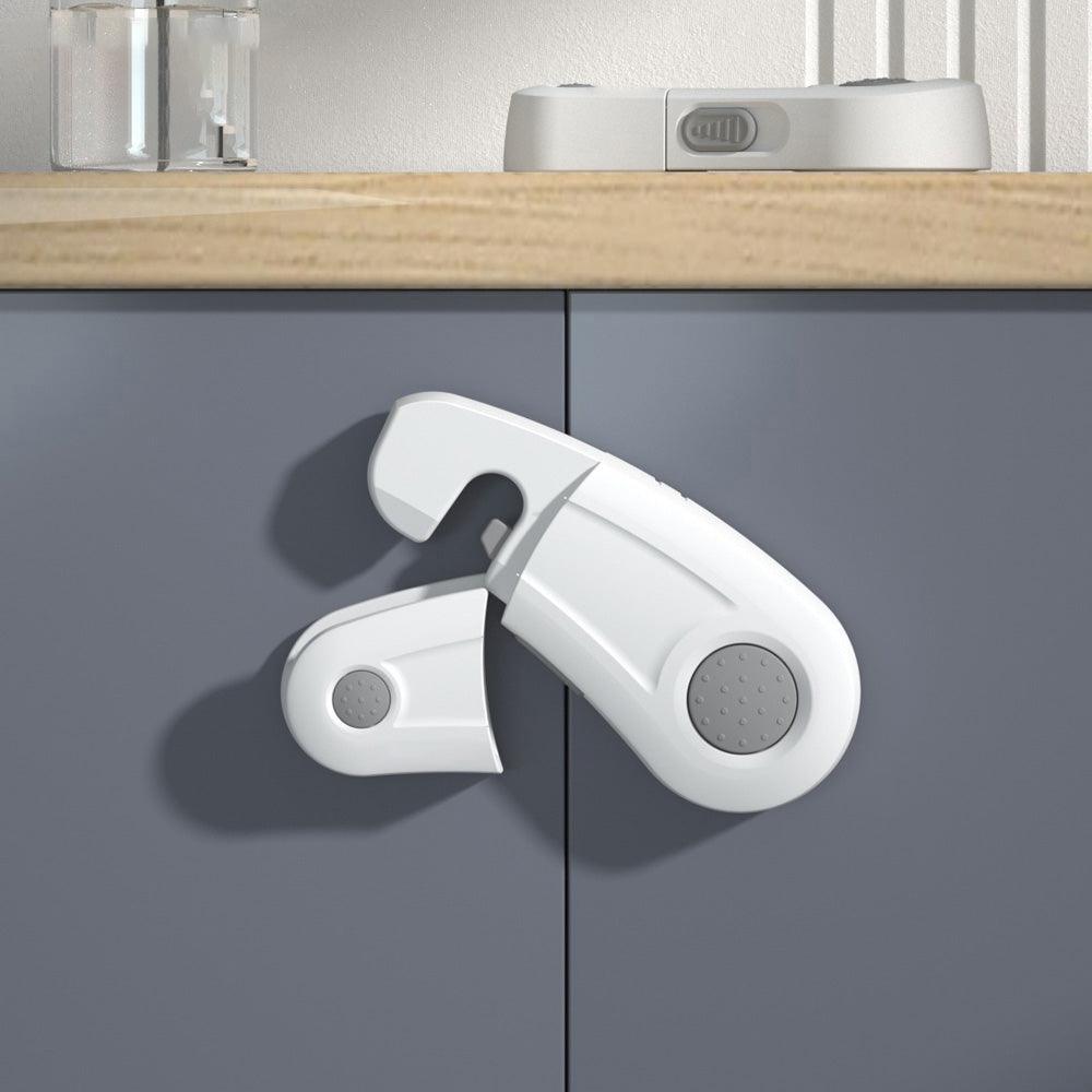 Vitt barnlås för skåp med dubbeldörr, monterat för att hindra barn från att öppna skåpsdörrarna