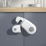 Vitt barnlås för skåp med dubbeldörr, monterat för att hindra barn från att öppna skåpsdörrarna