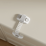 Justerbart barnlås med dubbelsidiga knappar monterat på skåp – säker spärr för barnsäkert hem.