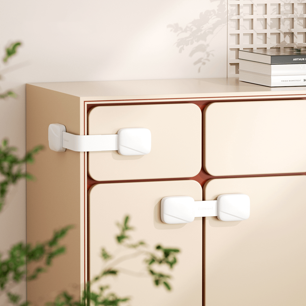 Vitt barnlås monterat på skåp – säkerhetsspärr som håller lådor stängda i hemmet