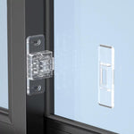 Transparent barnsäkert lås monterat på en skjutdörr av glas med fäste på båda sidor.”