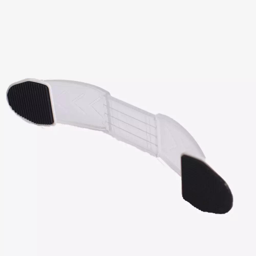 Transparent dörrstopp med två svarta, halkskyddade ändar, utformat för att placeras under dörrens kanter för att hålla den på plats.