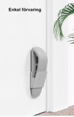 En grå dörrkil sitter upphängd i en väggmonterad hållare på en vit dörr, med texten ”Enkel förvaring” ovanför.