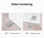 Två bilder som visar enkel montering av en grå dörrkil. Vänster bild: dörrkilen placeras under dörrens framsida och håller den uppe. Höger bild: dörrkilen skjuts in under dörrens baksida, medan en liten väggmonterad hållare syns ovanför för praktisk förvaring.