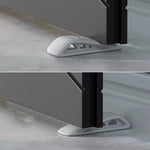 Två bilder visar en grå dörrkil placerad under en dörr. Övre bilden visar kilen under dörrens kant, medan den nedre bilden visar dörren stängd mot kilen som håller den på plats.