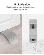 Två bilder visar en grå dörrkil. Den vänstra bilden visar kilen placerad under en vit dörr för att hålla den öppen. Den högra bilden visar dörrkilen ovanifrån där dess räfflade, halkfria yta och öppningar i basen syns tydligt.