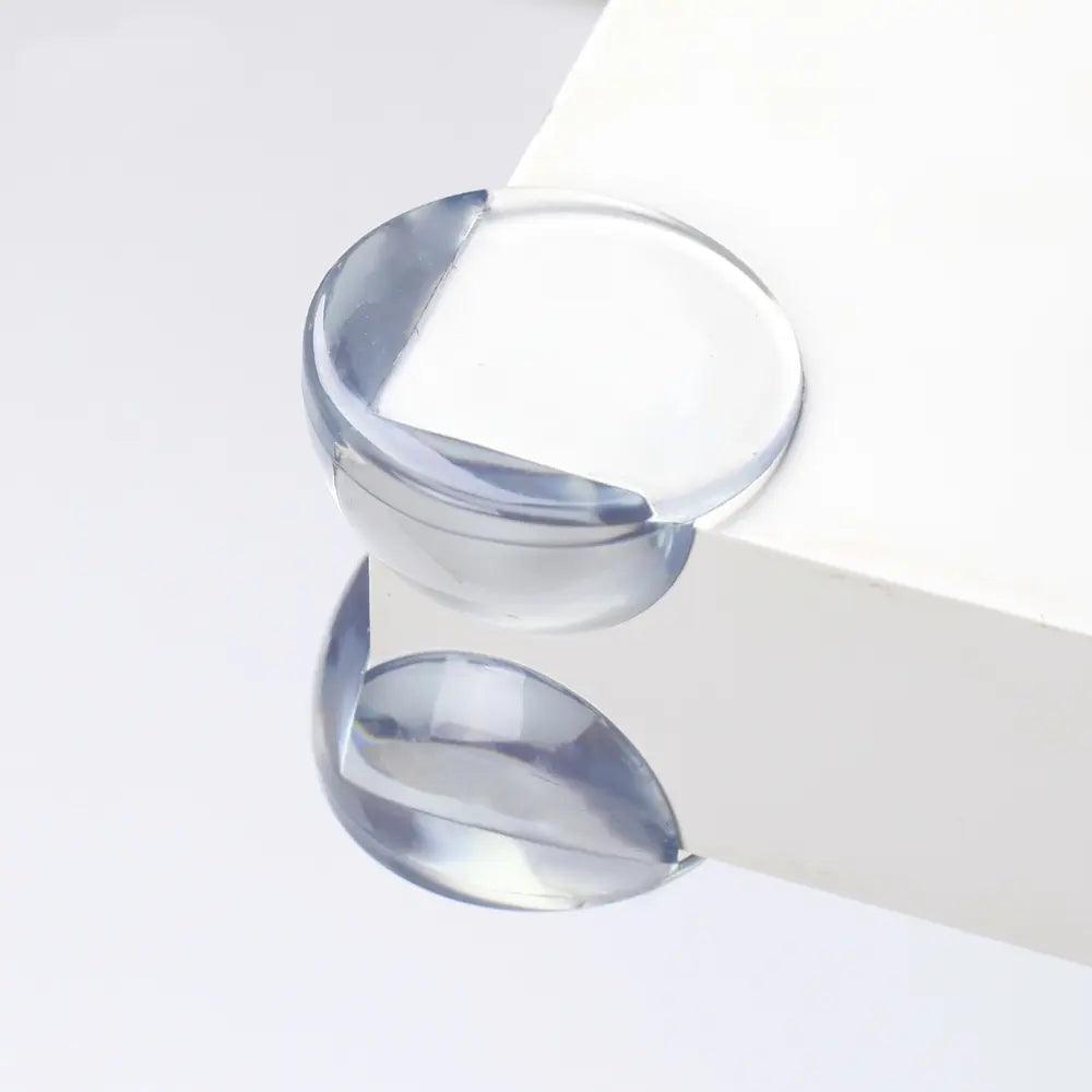 Transparent hörnskydd i mjukt silikon monterat på bordshörn för att skydda barn mot stötar och skador.