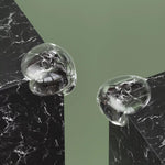 Transparent, extra skyddande hörnskydd i silikon monterade på svarta marmorerade hörn, visade i närbild.