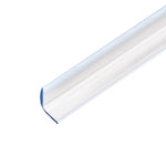 Transparent barnsäkert kantskydd i flexibel plast, visat i närbild som en lång, U-formad skyddslist för vassa möbelkanter.