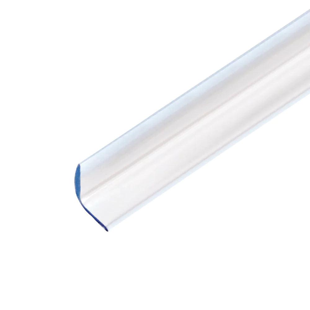 Transparent barnsäkert kantskydd i flexibel plast, visat i närbild som en lång, U-formad skyddslist för vassa möbelkanter.