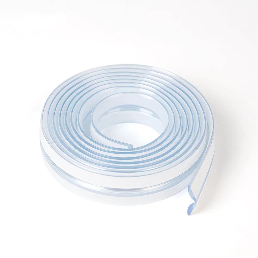 Transparent rullat kantskydd i mjukt silikon för barnsäkra möbelkanter, 2 meter långt och 3 cm brett.