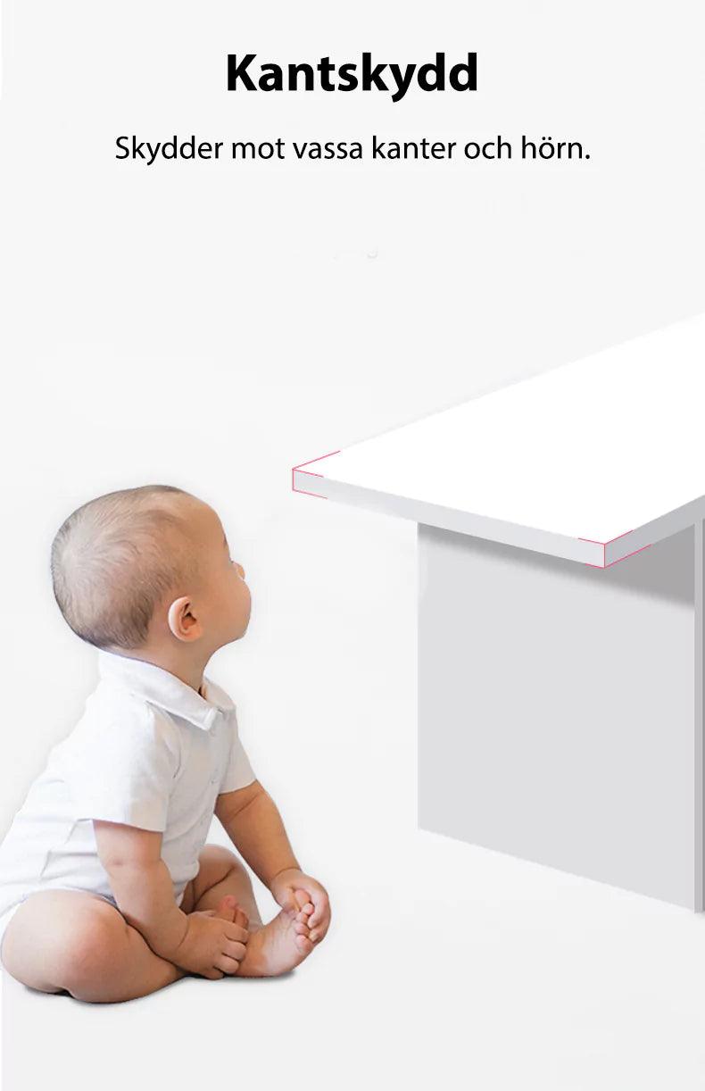 Baby som sitter på golvet framför ett bord med vassa kanter markerade för att illustrera behovet av kantskydd för barnsäkra möbler.