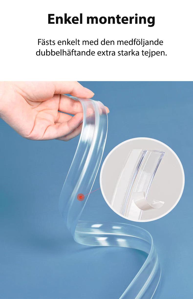 Transparent kantskydd i PVC hålls i handen och visas med närbild på den medföljande dubbelhäftande tejpens skyddsremsa för enkel montering.