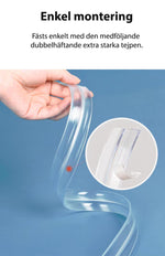 Transparent kantskydd i PVC hålls i handen och visas med närbild på den medföljande dubbelhäftande tejpens skyddsremsa för enkel montering.