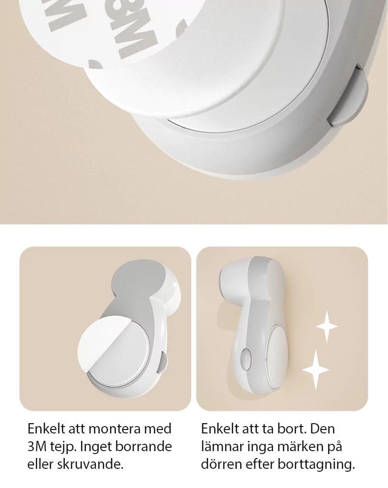 Bild som visar ett vitt automatiskt dörrklämskydd med 3M-tejp på baksidan. Till vänster visas hur skyddet monteras genom att dra av skyddsfilmen från tejpen. Till höger visas skyddet borttaget från väggen, med två glänsande symboler som illustrerar att inga märken lämnas kvar efter borttagning.