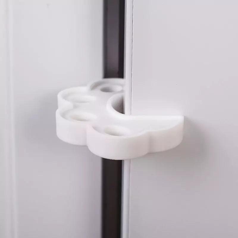 Vitt skumklämskydd monterat på dörrkanten för att hålla dörren på glänt och förhindra att fingrar kläms.