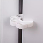 Vitt skumklämskydd monterat på dörrkanten för att hålla dörren på glänt och förhindra att fingrar kläms.