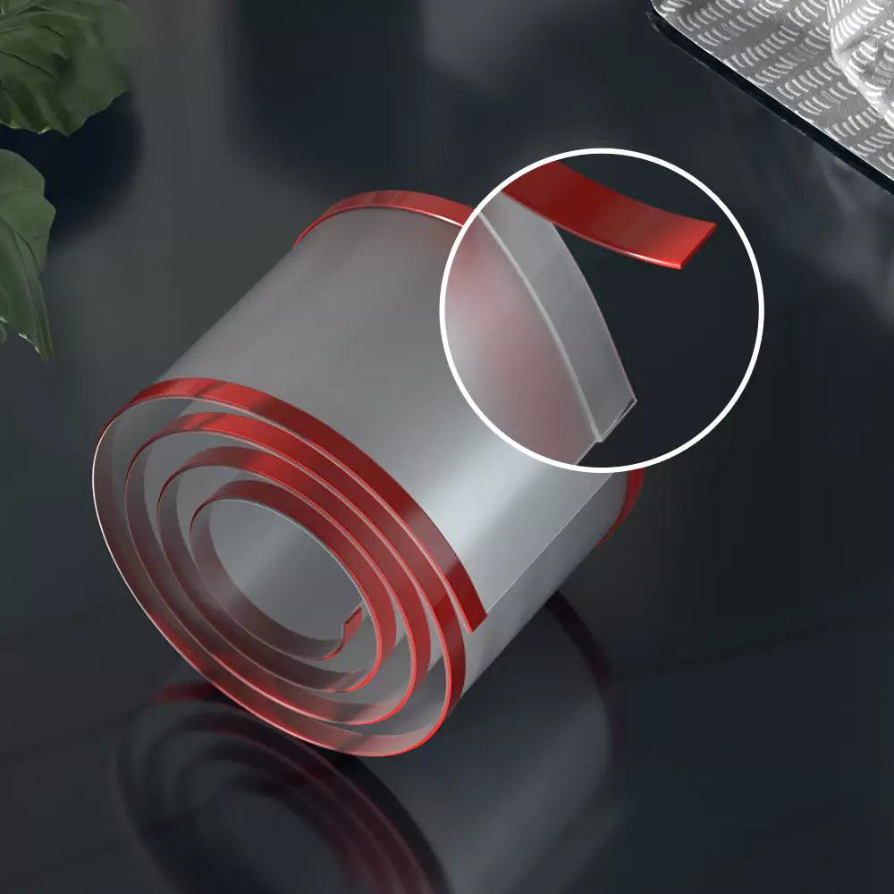 Transparent dörrklämskydd på rulle med röda kanter, visat utrullat med en förstoring som visar den flexibla skyddskanten i detalj.