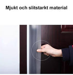 Hand som trycker på ett mjukt och slitstarkt genomskinligt klämskydd monterat på dörrens bakkant.