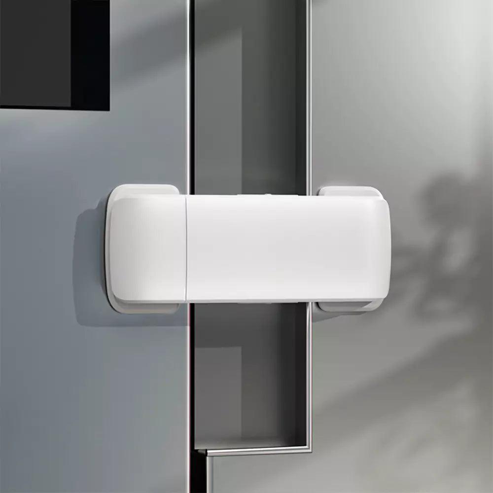 Vitt dubbeldörrs-lås för kylskåp monterat över två dörrpaneler för barnsäkering.