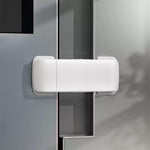 Vitt dubbeldörrs-lås för kylskåp monterat över två dörrpaneler för barnsäkering.