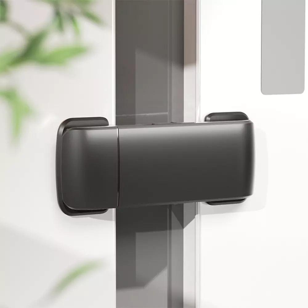 Svart dubbeldörrs-lås för kylskåp monterat över två dörrar för att barnsäkra kylskåpet.