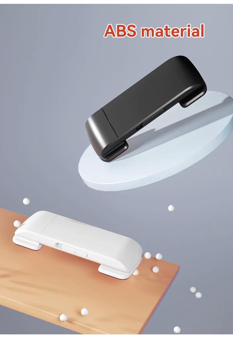 Barnlås för dubbeldörrar i ABS-material, visat i svart och vitt på dekorativa plattformar.