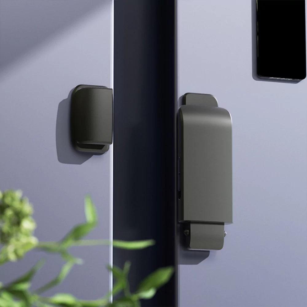 Svart barnlås för dubbeldörrar monterat på kylskåp för barnsäkering.