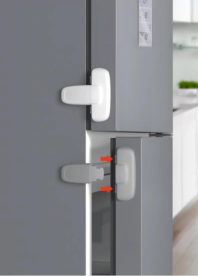 Barnsäkert kylskåpslås monterat på kyl och frys, förhindrar att barn öppnar dörrarna.