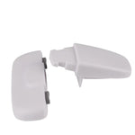 Vitt kylskåpslås för barnsäkering i två delar, visat isärtaget.