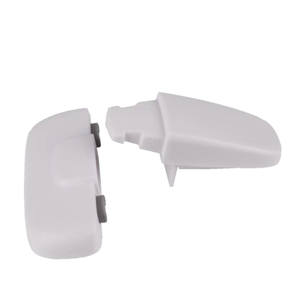 Vitt kylskåpslås för barnsäkering i två delar, visat isärtaget.