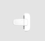 Vitt kylskåpslås för barnsäkering, visat framifrån mot ljus bakgrund.