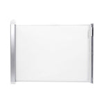 En utdragbar vit säkerhetsgrind med silverfärgade sidopaneler. Tyget är utspänt horisontellt mellan två vertikala fästen, där vänstra sidan innehåller kassettmekanismen och högra sidan fungerar som lås/fäste mot väggen.