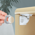 Magnetiskt barnlås för skåp – osynlig säkerhetslösning som öppnas med magnetnyckel.