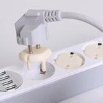 Ett EU-eluttag med ett barnsäkert petskydd där en stickkontakt förs in för att vrida upp skyddet och möjliggöra anslutning