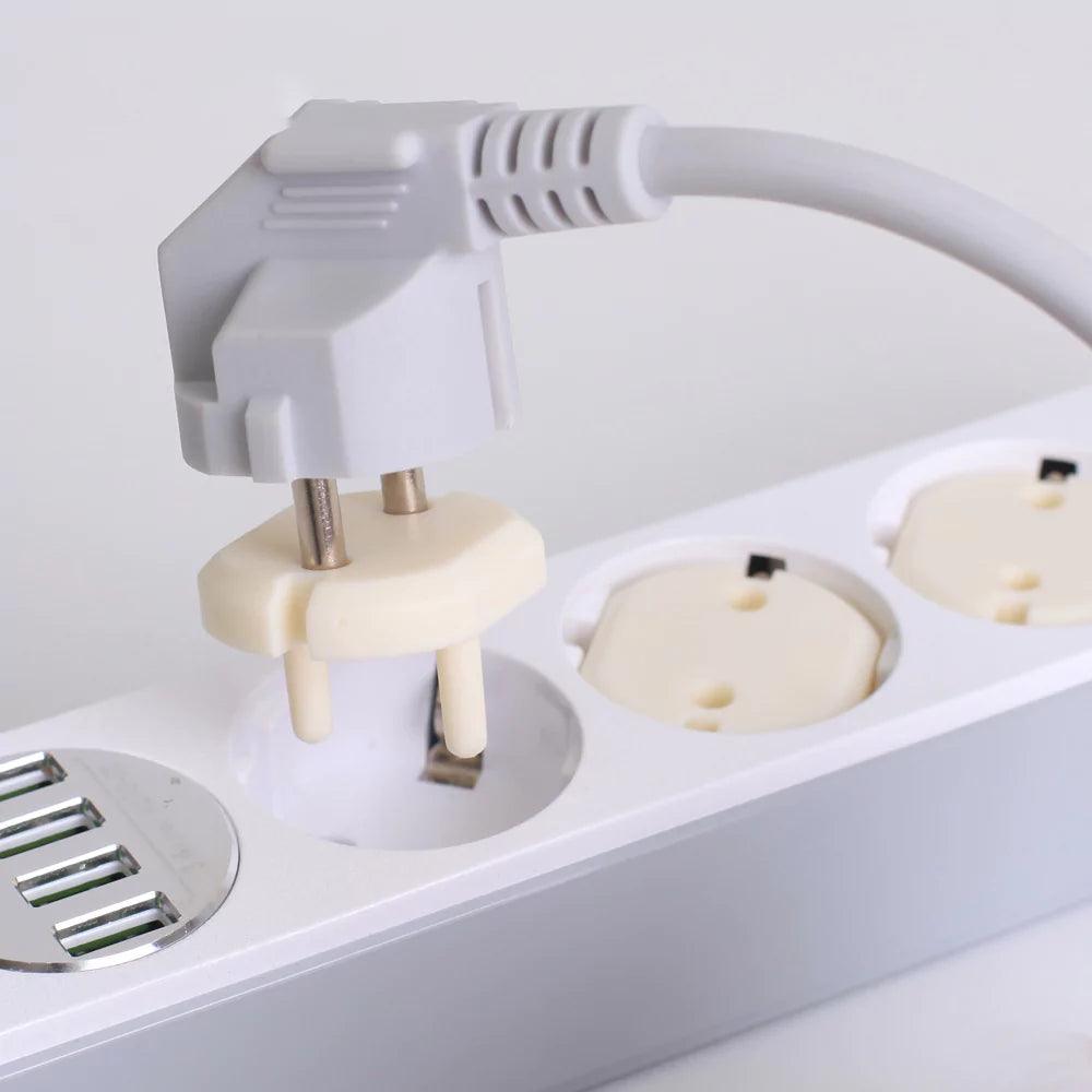 Ett EU-eluttag med ett barnsäkert petskydd där en stickkontakt förs in för att vrida upp skyddet och möjliggöra anslutning