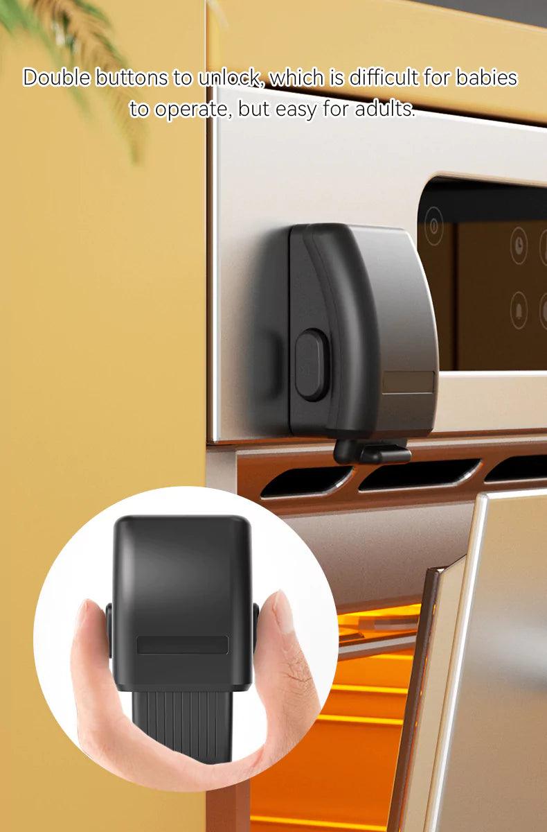 Svart barnsäkert ugnslås med dubbla knappar monterat på ugnslucka, utformat för att vara svårt för barn att öppna men enkelt för vuxna